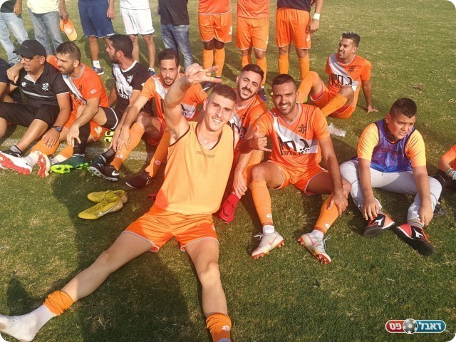 שחקני קרית מלאכי חוגגים בסיום (אביחי דלאל)